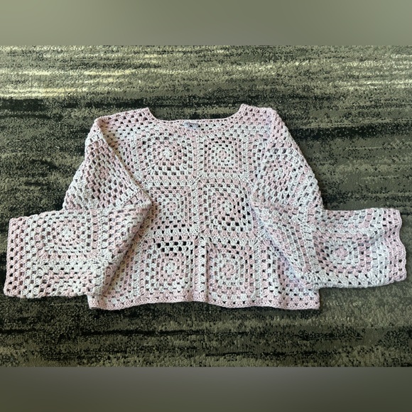 LE LIS Crochet Long Sleeve Cropped Sweater - Picture 5 of 6